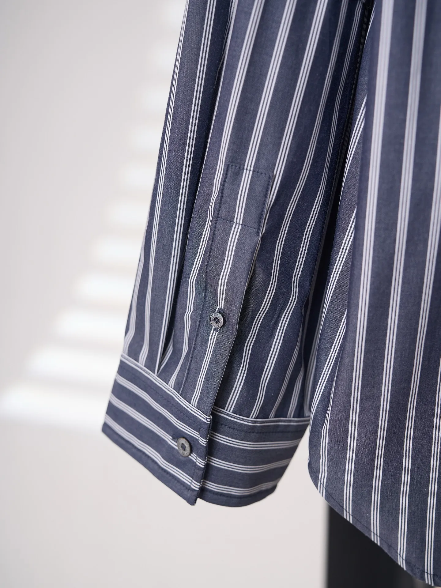 [Real auction] Acne Studios logo double-sleeved striped long-sleeved shirt [In Stock] 44 46 48 50 Customized matte woven combed poplin, crisp and stylish, comfortable and close to the skin, misty charcoal blue interwoven with pure white vertical stripes, between the rising and falling lines, revealing the cool and relaxed style of Scandinavia. Cleverly created layered double-sleeved deconstructed tailoring, breaking the inherent paradigm of traditional shirts, giving the body staggered three-dimensional layers. The iconic stripes of the season are laid out vertically. Rhythm runs through the entire garment. The left chest pocket is embellished with the Acne Studios logo. The brand context is engraved in the square dimensions. The side seams are equipped with wide welt pockets. Integrating styling aesthetics and practical functions. Adhering to the high-end aesthetics of minimalism. Pioneer ingenuity returns to daily life. It interprets the Nordic ready-to-wear attitude of symbiosis of relaxation and sophistication. Infrared positioning cutting machine uses infrared emitters and infrared receivers to achieve precise positioning of materials. The accuracy can reach the micron level. So as to meet the effect of high-precision cutting of plaid alignment. Manual infrared line drawing pockets are assisted by infrared technology to achieve precise positioning and marking of pocket positions, which retains the fineness and flexibility of hand sewing. It adopts side-turning embedded stitching technology to provide high-quality stitching results. Smooth and tidy. The fabrics have been sand washed and have a better hand feel. Not easy to deform, not easy to shrink, not easy to fade, and maintain long-term beauty and loose fit.